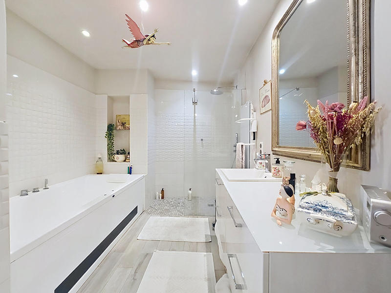 Maison - 256 m² - 6 pièces