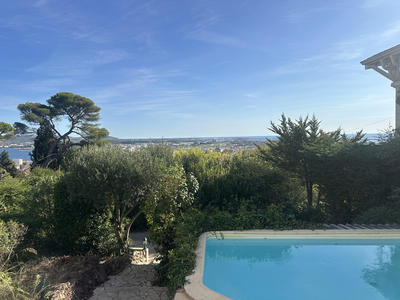 Maison - 99 m² - 5 pièces