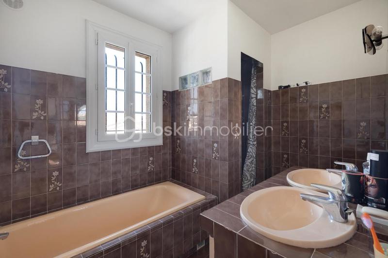 Maison traditionnelle - 260 m² - 5 pièces