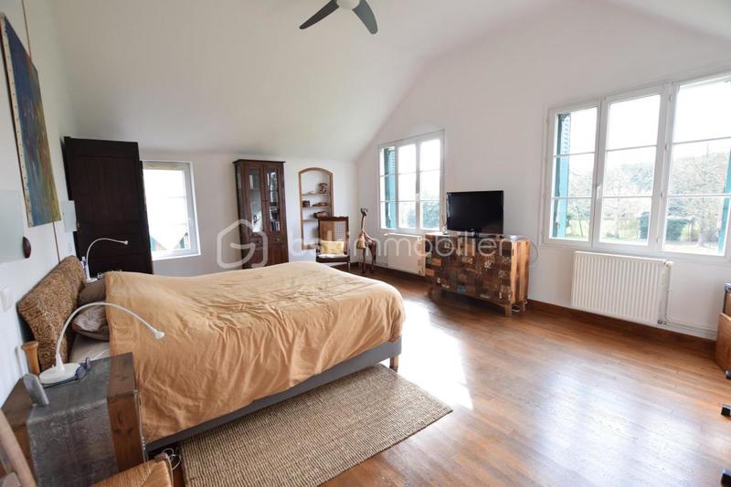 Maison - 210 m² - 7 pièces