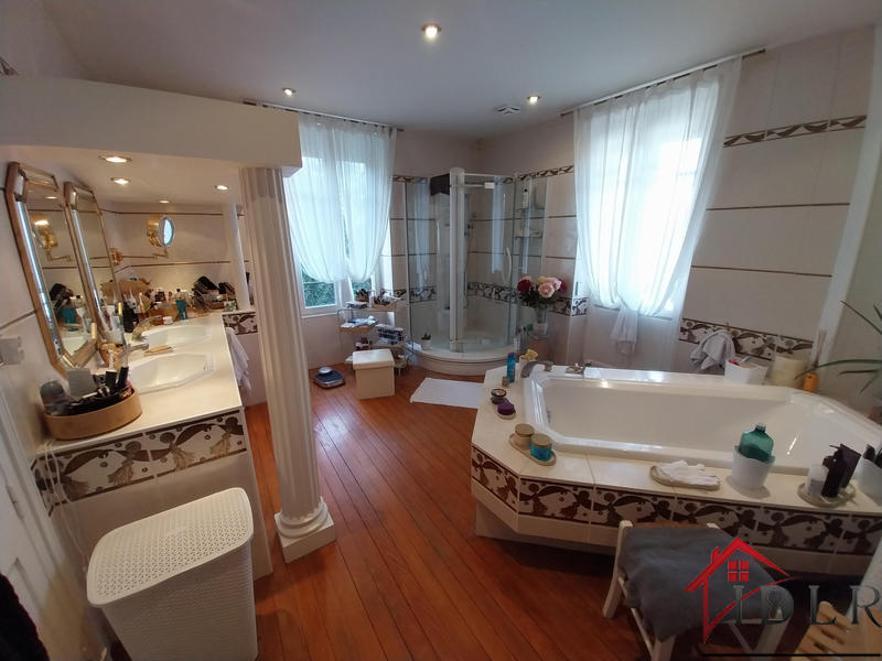 Maison - 204 m² - 7 pièces