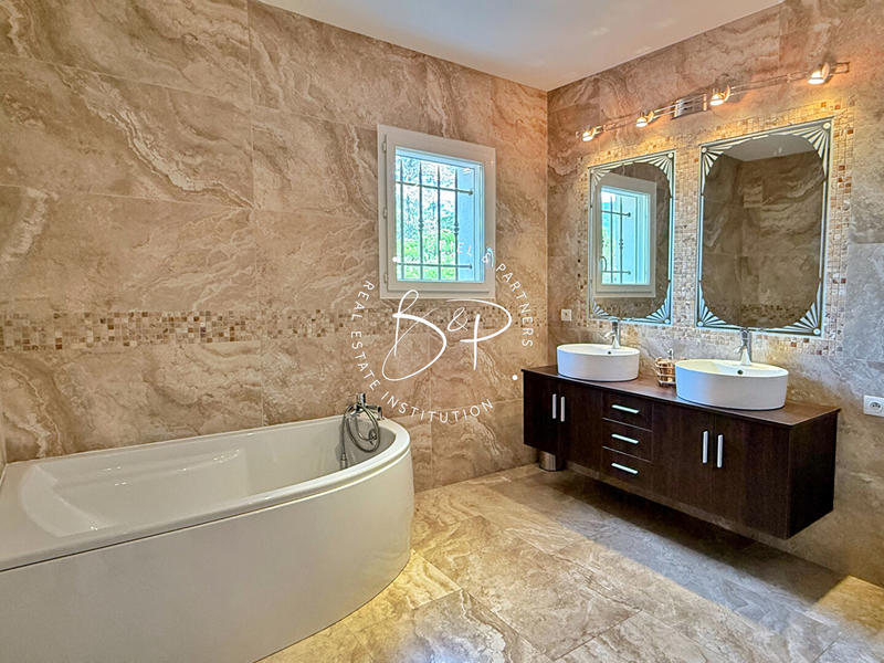 Maison - 244 m² - 7 pièces