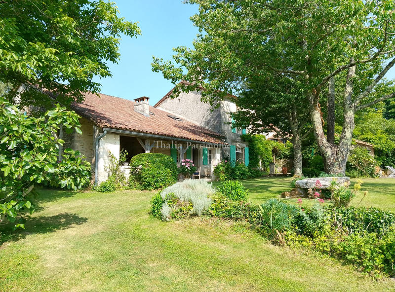 Maison - 240 m² - 9 pièces