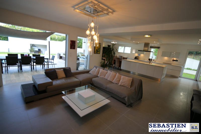 Maison contemporaine - 243 m² - 7 pièces