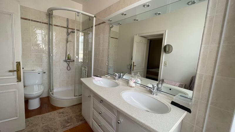 Maison - 210 m² - 11 pièces