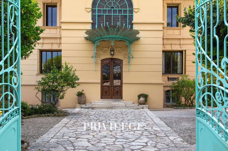 Propriété - 824 m² - 11 pièces