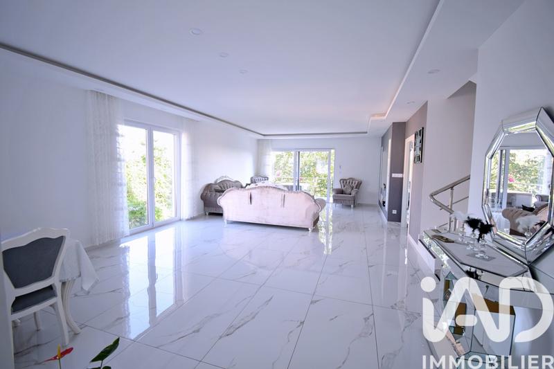 Maison - 211 m² - 8 pièces