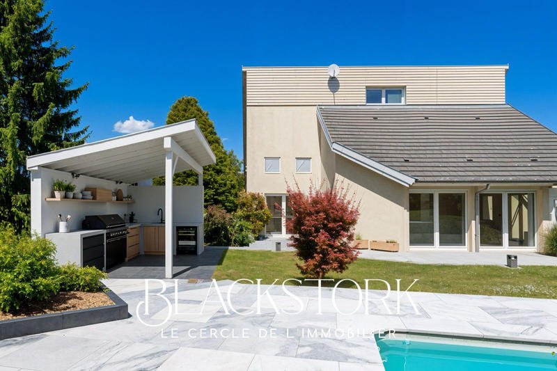 Maison - 320 m² - 10 pièces