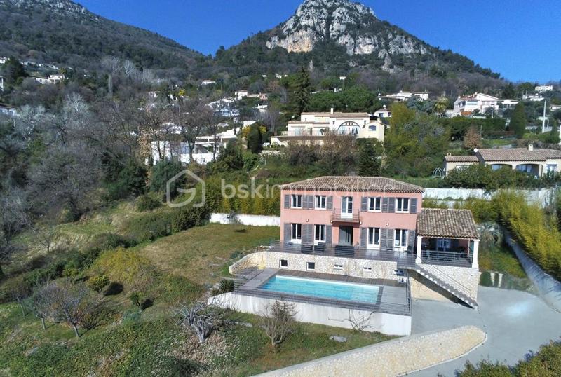 Maison - 256 m² - 6 pièces