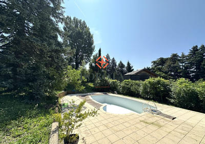 Maison - 182 m² - 9 pièces