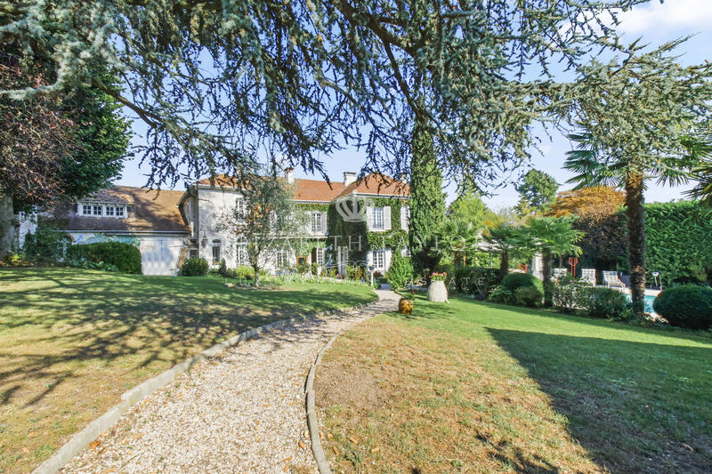 Propriété - 230 m² - 9 pièces