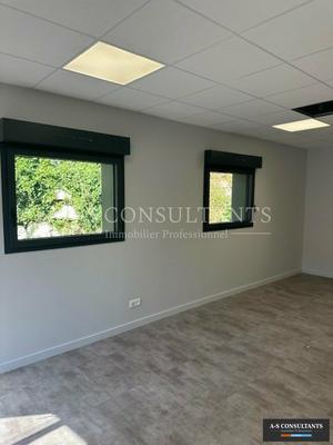 Local d'activité / Entrepôt - 240 m²