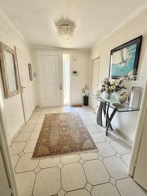 Maison traditionnelle - 219 m² - 8 pièces