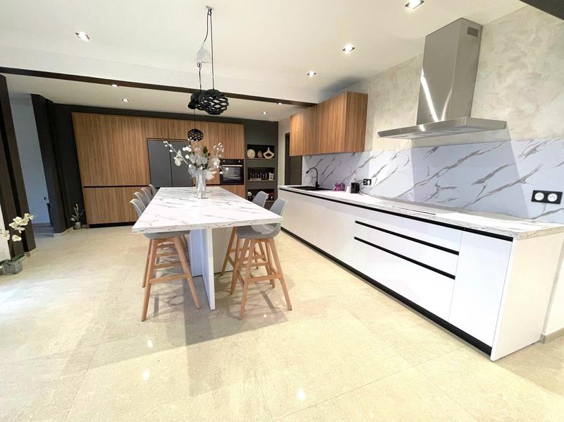 Maison - 246 m² - 7 pièces