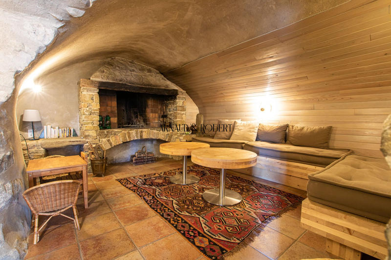 Maison - 600 m² - 25 pièces