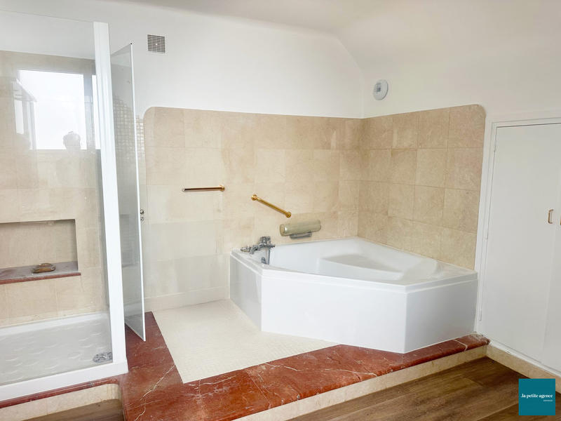 Maison - 219 m² - 7 pièces