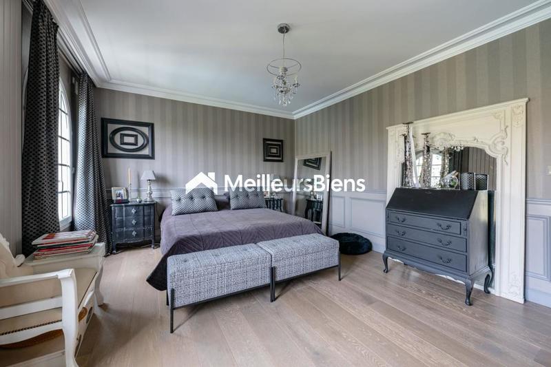 Propriété - 1 100 m² - 13 pièces