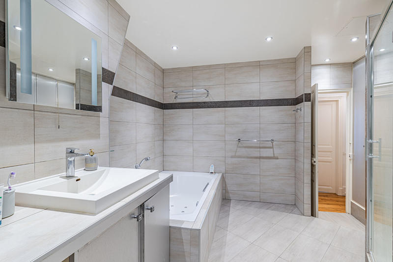 Appartement - 195 m² - 6 pièces