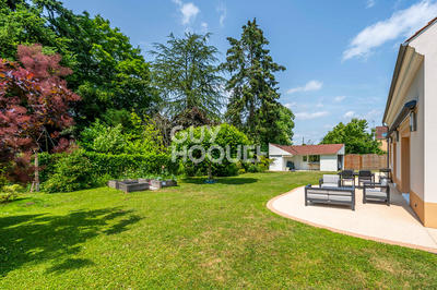 Maison - 238 m² - 8 pièces