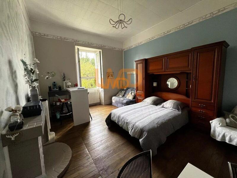 Propriété - 245 m² - 9 pièces