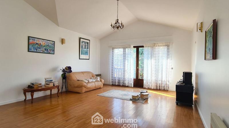 Maison - 370 m² - 12 pièces