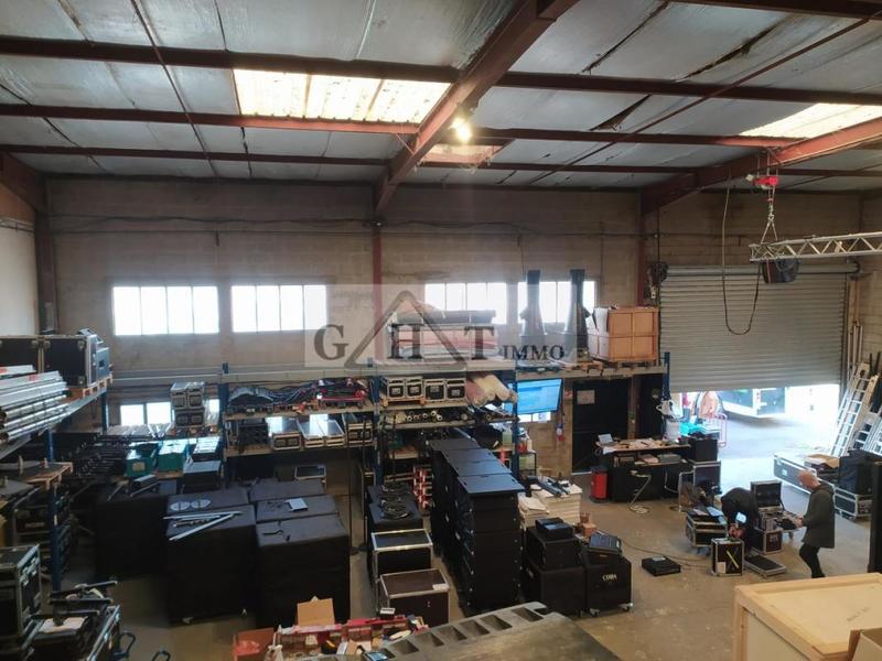 Entrepôt - 1 100 m²