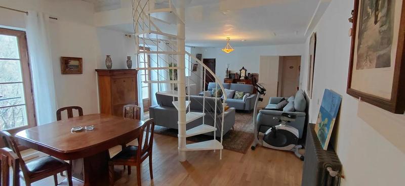 Maison - 280 m² - 9 pièces