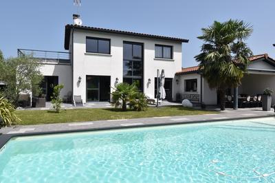 Maison - 210 m² - 7 pièces