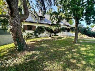 Maison - 182 m² - 9 pièces