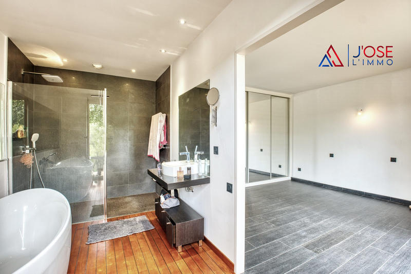 Maison contemporaine - 270 m² - 10 pièces