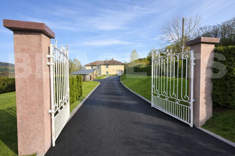 Maison - 270 m² - 8 pièces