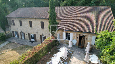 Propriété - 800 m² - 30 pièces