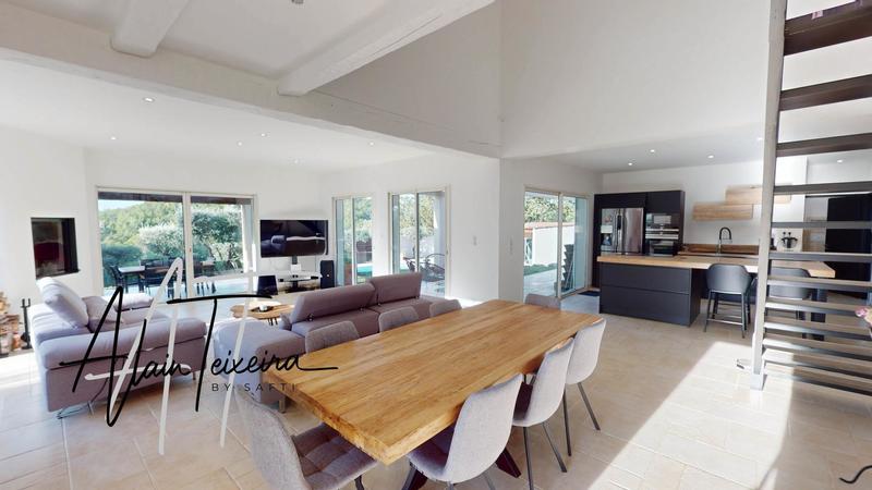 Maison - 207 m² - 7 pièces