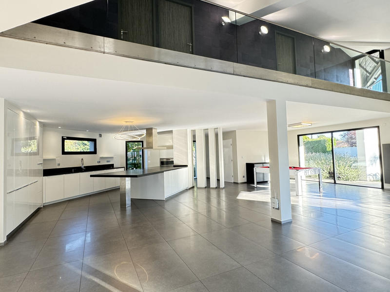 Maison - 350 m² - 8 pièces