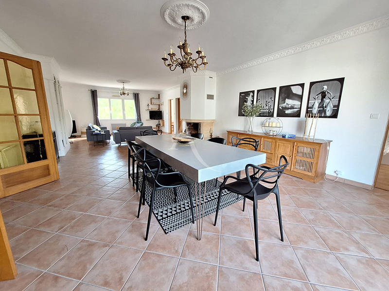 Maison - 225 m² - 8 pièces