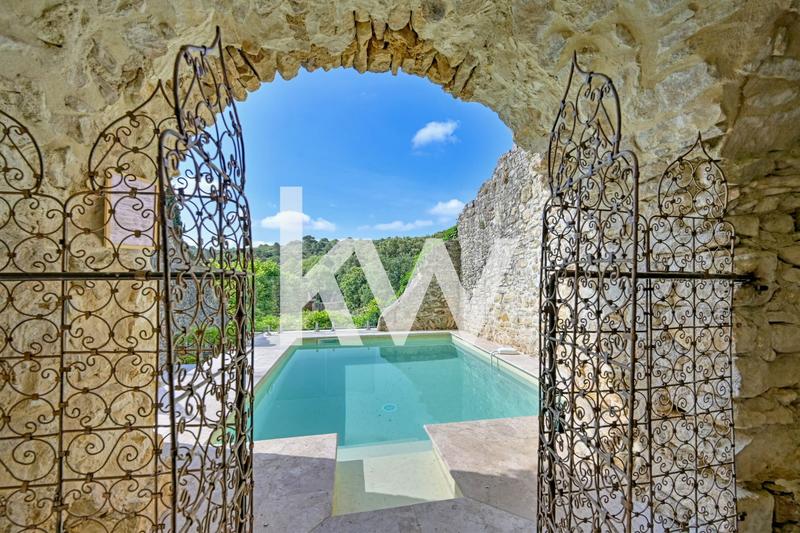 Maison - 245 m² - 9 pièces