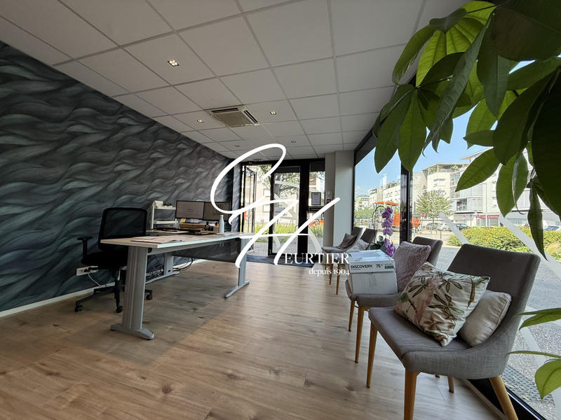 Local commercial - 334 m² - 14 pièces