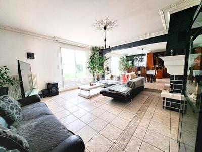 Maison - 230 m² - 8 pièces