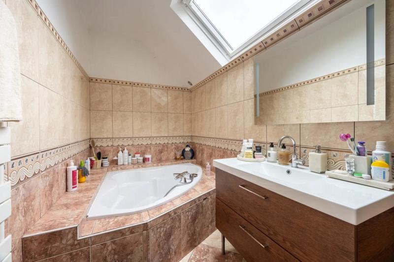 Maison - 250 m² - 7 pièces