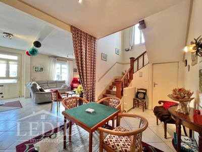 Maison - 330 m² - 6 pièces