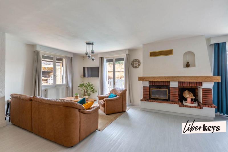 Propriété - 222 m² - 8 pièces
