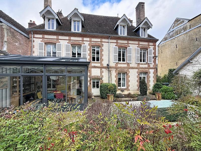 Maison de maîtres - 300 m² - 8 pièces