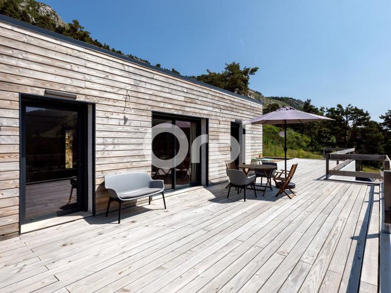 Maison - 250 m² - 6 pièces