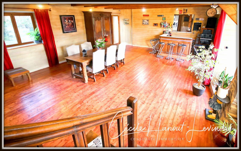 Maison - 202 m² - 9 pièces