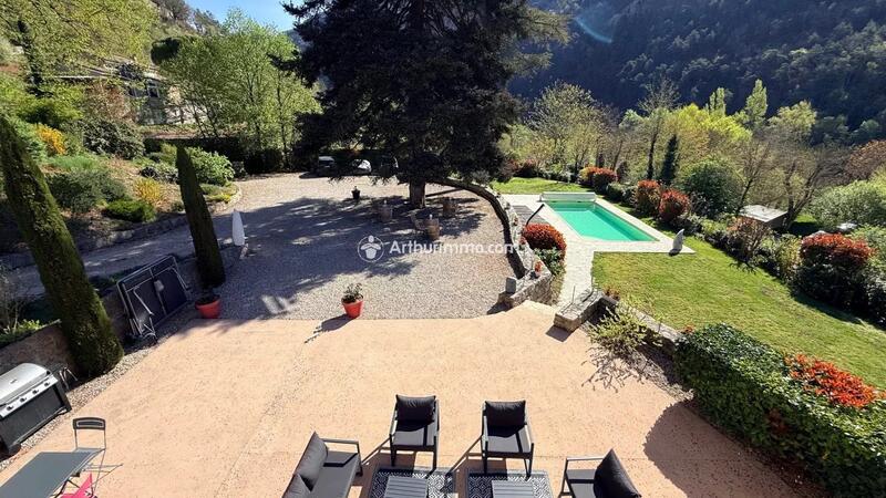 Maison - 265 m² - 11 pièces