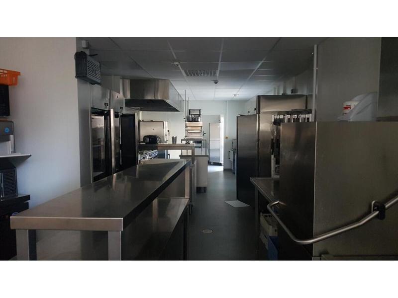 Local commercial - 2 459 m² - 70 pièces