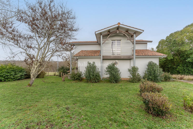 Maison - 220 m² - 8 pièces