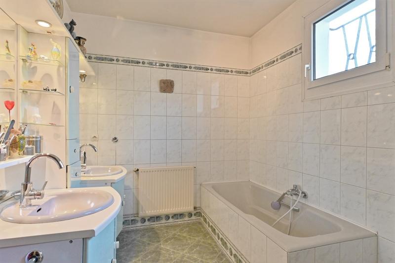 Maison - 210 m² - 8 pièces