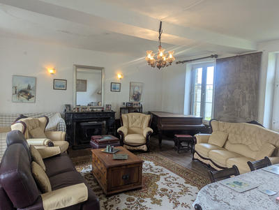 Maison - 238 m² - 8 pièces