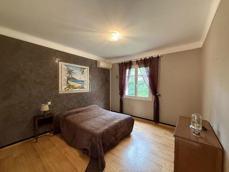 Propriété - 223 m² - 6 pièces